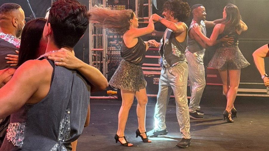 Dançarinos da Anutsen em performance para eventos corporativos e sociais